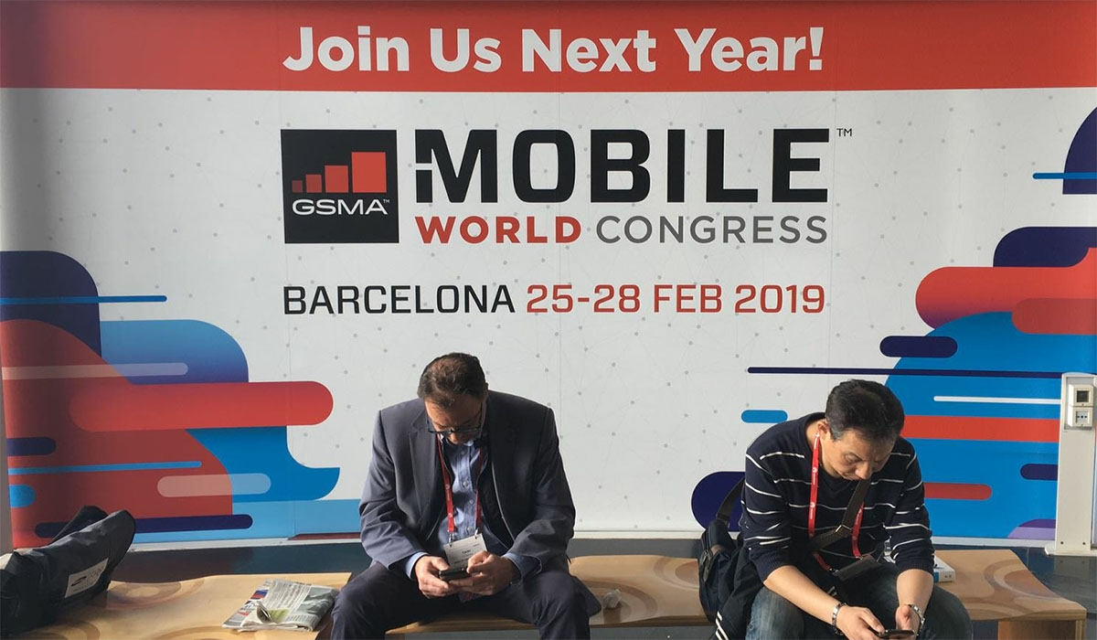 Aunque los avances de las redes 5G han copado este Mobile World Congress 2022, en este resumen vamos a centrarnos en los móviles y productos que sí van a estar en los mercados en los próximos meses. Productos tangibles y no solo infraestructuras que prometen mejorar nuestras experiencias virtuales y la conexión con nuestro entorno. Y es que ¿qué sería del MWC sin móviles? No te pierdas nuestro vídeo de repaso de este MWC de Barcelona de 2022. Samsung Y empezamos por el absoluto protagonista: el Samsung Galaxy S9 y su hermano mayor el S9+. Los terminales de Samsung han destacado gracias a su diseño, que ahora incluye un color morado de lo más llamativo, y sobre todo a su potencia y posibilidades fotográficas. El procesador está construido en 10 nm y tiene 8 núcleos, y está acompañado por 4GB de RAM en el S9, y por 6 GB de RAM en el S9+. En cuanto a lo fotográfico, estos móviles tienen apertura dual (f/2.4 y f/1.5) para conseguir una luminosidad extra en los entornos oscuros. Prácticamente puedes conseguir grandes resultados cuando apenas hay luz. Incluso incluyen una tecnología que elimina el ruido de las fotografías, para darle un punto extra de calidad a la fotografía. Además, pueden grabar vídeos a súper cámara lenta a 960 cuadros por segundo gracias a la memoria RAM extra que incluyen sus cámaras. Y por supuesto están los Emoji AR que imitan nuestros gestos y movimientos o el reconocimiento inteligente de comida de Bixby, capaz de identificar los alimentos y contar sus calorías. ZTE ZTE también ha llegado con un móvil bajo el brazo. Dos para ser exactos. Este es el ZTE Blade V9, con cuerpo metálico realmente llamativo gracias a su carcasa brillante posterior. Lo interesante es que incluye tecnologías y funciones propias de la gama alta a un precio asequible. Claro que su interior es comedido, con un procesador Snapdragon 450, aunque con 4 GB de memoria RAM. Su batería de 3.100 mAh, pantalla panorámica de 5,7 pulgadas FullHD+ y su doble sensor para hacer fotos bokeh cierran la ficha técnica. Todo ello por menos de 300 euros. Su versión más comedida es el Blade V9 vita. En este caso el terminal cuenta con acabados en plástico y una pantalla algo más reducida de 5,45 pulgadas, aunque FullHD+ también y de 18:9. Su ram puede ser de 2 o 3 GB y el procesador es el snapdragon 435. Eso sí, no se olvidan de la cámara dual. Y cuesta menos de 200 euros. Por supuesto también había un espacio para el reciente ZTE Axon M. Este curioso móvil cuenta con dos pantallas y es plegable. Las posibilidades son muchas, aunque es una propuesta muy atrevida. Solo apto para usuarios realmente cuidadosos con sus terminales, ya que las pantallas quedan siempre expuestas. Tienes todos los detalles en tuexperto.com. LG Paramos a LG, que ha aprovechado la feria de Barcelona para mostrar su versión más inteligente del LG V30, el V30S ThinQ. En él encontramos 6 GB de RAM como principal cambio en cuanto a la ficha técnica. Sin embargo el diseño, procesador, pantalla y batería siguen igual. Lo mismo que la ausencia de puerto Jack para auriculares. Sin embargo sí ha crecido en inteligencia, con sistemas de ayuda a la cámara fotográfica, permitiendo capturar mejores instantáneas sea lo que sea lo que se quiere capturar. O aunque se hagan fotos con poca luz. Es capaz incluso de detectar objetos en una foto para mostrar información sin tener que buscarla en Google. Por cierto, ahora también permite una mejor interacción con el Asistente de Google, pudiendo manejar los electrodomésticos inteligentes de LG desde el móvil con comandos de voz. El diseño sigue siendo exquisito. Alcatel Y no podemos olvidarnos de Alcatel, que es posiblemente la marca con más terminales en el MWC. El Alcatel 5 cuenta con pantalla infinita de 18:9 y resolución Full HD. Su procesador es el Mediatek Helio MT6750 y lo acompañan 3 GB de RAM y 3.000 mAh de batería. No se han olvidado del lector de huellas, la carcasa metálica, la doble cámara en el frontal. Además cuenta con tecnología de desbloqueo facial. Y, si hay tres personas en la escena para el selfie, el móvil pasa a su cámara gran angular y dispara automáticamente. También hay un Alcatel 3 con pantalla panorámica de 18:9, reconocimiento facial, lector de huellas y cristal curvado en el frontal. Pero si sus 5,5 pulgadas y resolución HD+ se te quedan cortos puedes pasar al modelo Alcatel 3C, que sube hasta las 6 pulgadas. De nuevo con pantalla fullview o panorámica de 18:9. Solo tiene 1 GB de Ram, pero es realmente completo como gama media. Y si apostamos por una doble cámara fotográfica tampoco nos olvidamos del Alcatel 3V, con acabado metálico, pantalla infinita de 6 pulgadas y resolución 2K y 2 GB de RAM, que no deja de ser un móvil con precio de gama de entrada. Por último está el Alcatel 1, con diferentes variantes, pero con un denominador común. Android Go Oreo. Y todas las aplicaciones de Google con el apellido Go. Esto significa tener un móvil con precio de gama de entrada que se mueve siempre fluido y que es capaz con una ficha técnica ajustada. No le falta de nada aunque su ficha técnica no destaque sobre el papel. Motorola Y le toca el turno a Motorola. Esta empresa sigue apostando por los Moto Mods o complementos de Su Moto Z y Moto Z2 Play. Elementos que se acoplan en el dorso del móvil para añadir controles y transformar el dispositivo en una consola. O incluso para hacer lecturas biométricas del usuario. Incluso hay una capaz de imprimir fotos al más puro estilo Polaroid. La variedad sigue creciendo, y en este MWC de Barcelona hemos podido verlos absolutamente todos. Junto a ello sí se ha presentado el Motorola Moto 5G Plus, con cuerpo de metal, doble cámara, procesador de 8 núcleos y batería de 3.000 mah con carga rápida. Un gama media de lo más apetitoso gracias a su rendimiento y acabados. Sony Por su parte Sony buscaba destacar en este evento. Y lo ha hecho con el Xperia XZ2, rompiendo los moldes rectangulares habituales de su diseño. Recorta el tamaño de los marcos, aunque sin lograr lo que otros fabricantes han conseguido con sus pantallas FullView. Son 5,7 pulgadas en 18:9, con resolución FullHD+. Por supuesto integra el último procesador de Snapdragon, el 845, y lo acompañan 4 GB de memoria RAM. No le falta potencia y su pantalla con tecnología HDR es capaz de mostrar más y mejor los colores de cualquier escena. Además sigue apostando por la fotografía y por las funcionalidades de vídeo a supercámaralenta en resolución Full HD, e integra, como su modelo anterior, el escáner de rostros. Y, si queremos todo esto, pero en un tamaño de bolsillo, también tenemos la versión Compact. Tan solo reduce la pantalla a 5 pulgadas y la batería pasa de 3.180 a 2.870 mAh. Lo mismo que su precio, que pasa de 800 a 600 euros. Huawei En esta ocasión Huawei no ha presentado ningún móvil. Pero sí toda una familia de tabletas. Las Huawei MediaPad M5 llegan con 8 y 10 pulgadas de pantalla. Además hay una versión Pro de 10 pulgadas que incluye el lápiz M-Pen, con el que dibujar, escribir o moverse por los menús. Detecta más de 4.000 puntos de presión y también reconoce la inclinación. Así que la experiencia es de lo más realista. De estas tabletas destaca sobre todo el sonido envolvente 360 gracias a los altavoces Harman/Kardon, lo que las hace especialmente útiles para el ocio, aunque su potencia permite aprovecharlas como un ordenador si se le conecta un teclado magnético. Además Huawei ha presentado el portátil MateBook X Pro, que ha sido el verdadero protagonista de su stand. Un portátil o notebook realmente fino con 1,3 kg de peso que integra una pantalla táctil sin apenas bordes. Y tiene sorpresa en el teclado, donde incluye la webcam. El diseño es realmente bonito, siguiendo las líneas de lo visto en Apple. Su potencia gráfica, su conectividad con Thunderbolt y su sonido Dolby Atmos lo hace útil para trabajar o jugar. Eso sí, sus precios superan los 1.400 euros. Lenovo Lenovo tampoco ha llevado móviles a esta feria. Pero sí dos nuevos portátiles de la familia Yoga. El Yoga 730 y el Yoga 530. Ambos cuentan con su característica flexibilidad para ser utilizados como portátil, como caballete o como tableta. Lo interesante es que integran la última generación de procesadores de Intel, y una gráfica que prácticamente los convierte en ordenadores para el gaming o para jugar. Se puede trabajar y llevar a cabo cualquier tipo de tarea de oficina o de edición en ellos sin que se despeinen. Y todo ello en un tamaño realmente compacto y con un diseño de lo más elegante. Sus cuerpos son metálicos y sus precios Rondan los 1.300 euros, dependiendo de las configuraciones. Apenas cuentan con marcos y tienen lector de huellas para más seguridad. Además hay un nuevo convertible 2 en 1, la Lenovo Miix 630, que ya se dejó ver en el CES de las Vegas. Es una tableta con teclado magnético y lápiz óptico realmente capaz. Puedes dibujar, diseñar o editar en él sin perder la portabilidad de una tableta. Todo ello con el sistema operativo Windows. TP-Link Y cerramos con las opciones de TP-Link, que sigue apostando por el mundo móvil, pero también por los hogares conectados. El Neffos N1 es su nuevo móvil estrella, que, con un precio de gama media de 400 euros, ofrece características como cuerpo metálico, pantalla de 5,5 pulgadas FullHD, 4 GB de memoria RAM, cámara dual y lector de huellas. En su stand también hemos visto los habituales enchufes inteligentes, pero también las nuevas bombillas que se controlan desde el móvil. O su sistema para crear una red WiFi por toda la casa con cierto estilo, el router Deco M6, e incluso un sistema de vigilancia con una cámara realmente pequeña con altavoz incorporado que puedes controlar desde el móvil. Elementos que además se podrán controlar con el asistente de Google o de Amazon con solo una orden de voz. Así es como se imagina la casa del futuro TP-Link.