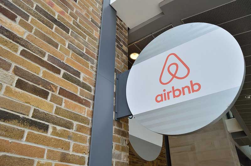 la caída del turismo golpea a Airbnb bolsa