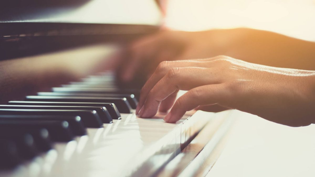 Soviético Presentar puramente ▷ Las mejores webs y canales de YouTube para aprender a tocar el piano  desde cero gratis