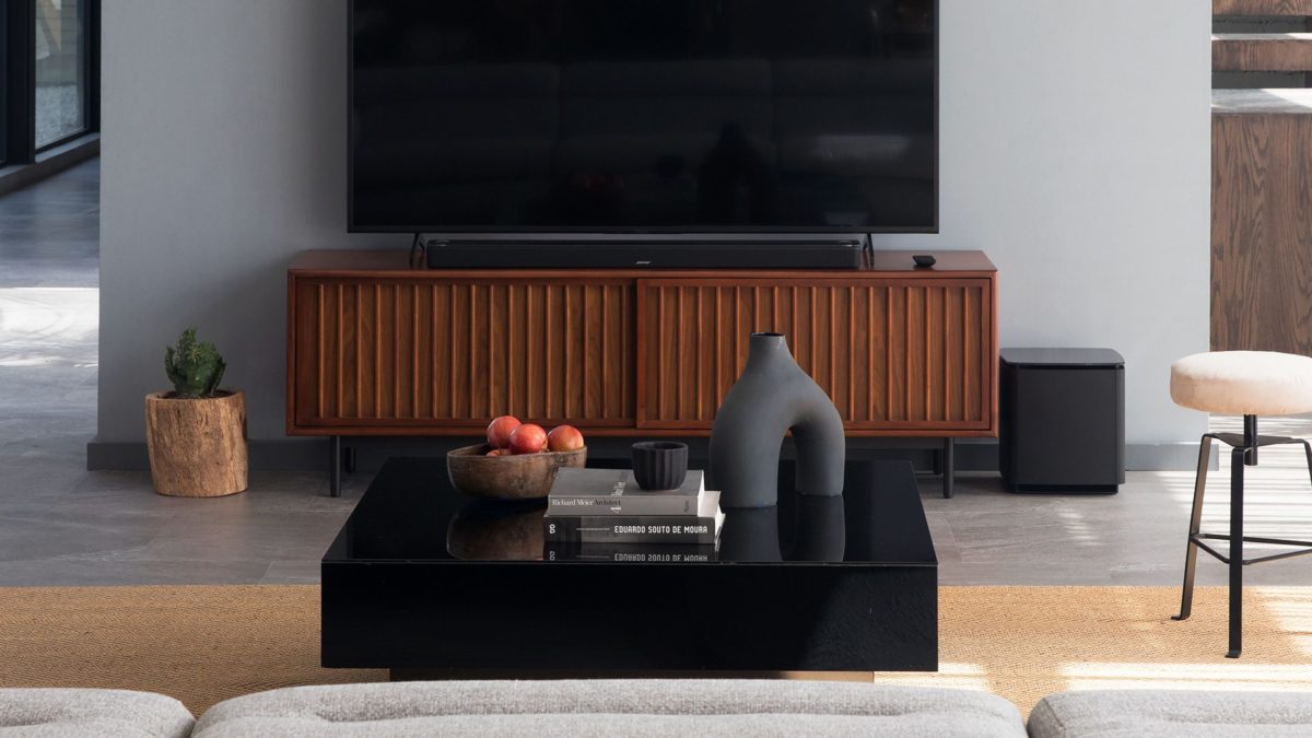 Mejora el sonido de tu Smart TV con la oferta en esta barra de sonido Bose:  aprovecha su diseño compacto y su descuentazo en