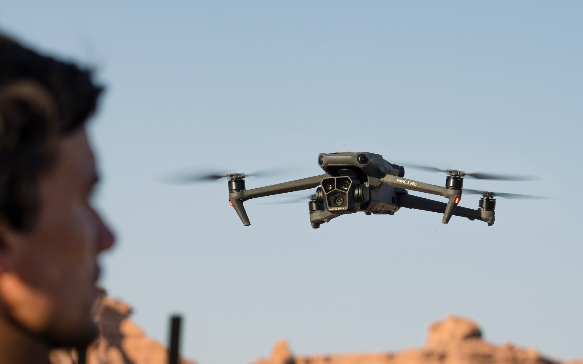 DJI Mavic 3 Pro: el primer dron con tres objetivos y un despliegue de  sensores visuales