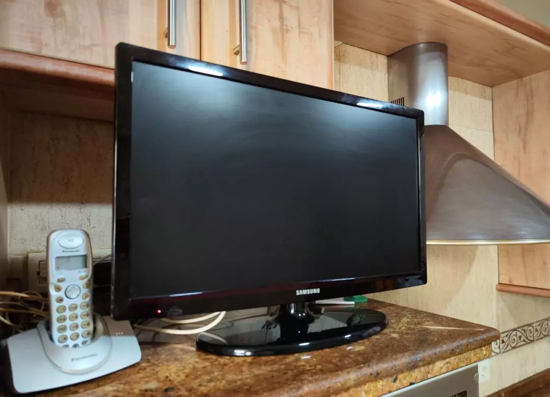 Si el apagón de la TDT ha dejado inservible la pequeña televisión de tu  habitación, cocina o salón, esta TCL es el recambio ideal