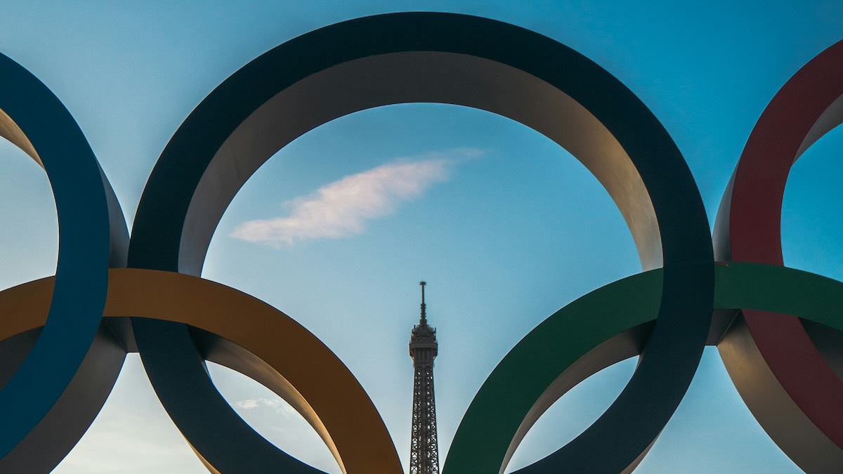 Aros olímpicos y Torre Eiffel.